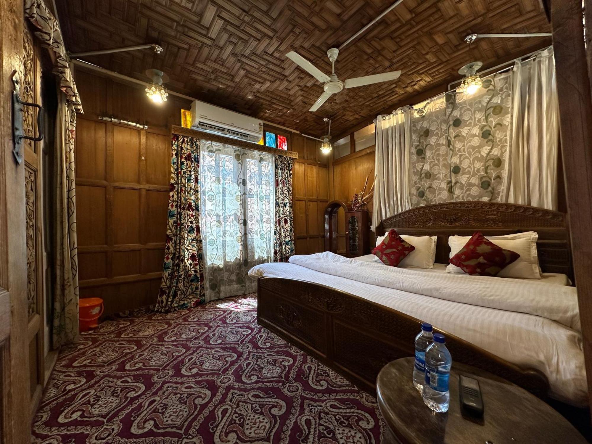 Lake Palace Group Of House Boats Srīnagar Екстериор снимка